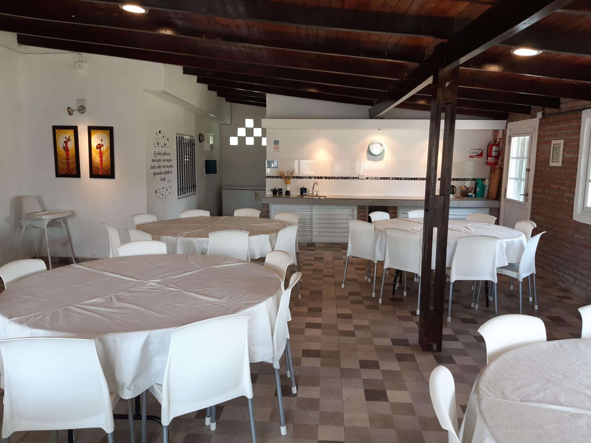 Amplìsimo comedor con aire y acondicionado. Dos Futones. Sillas, mesas, manteles y vajilla completa