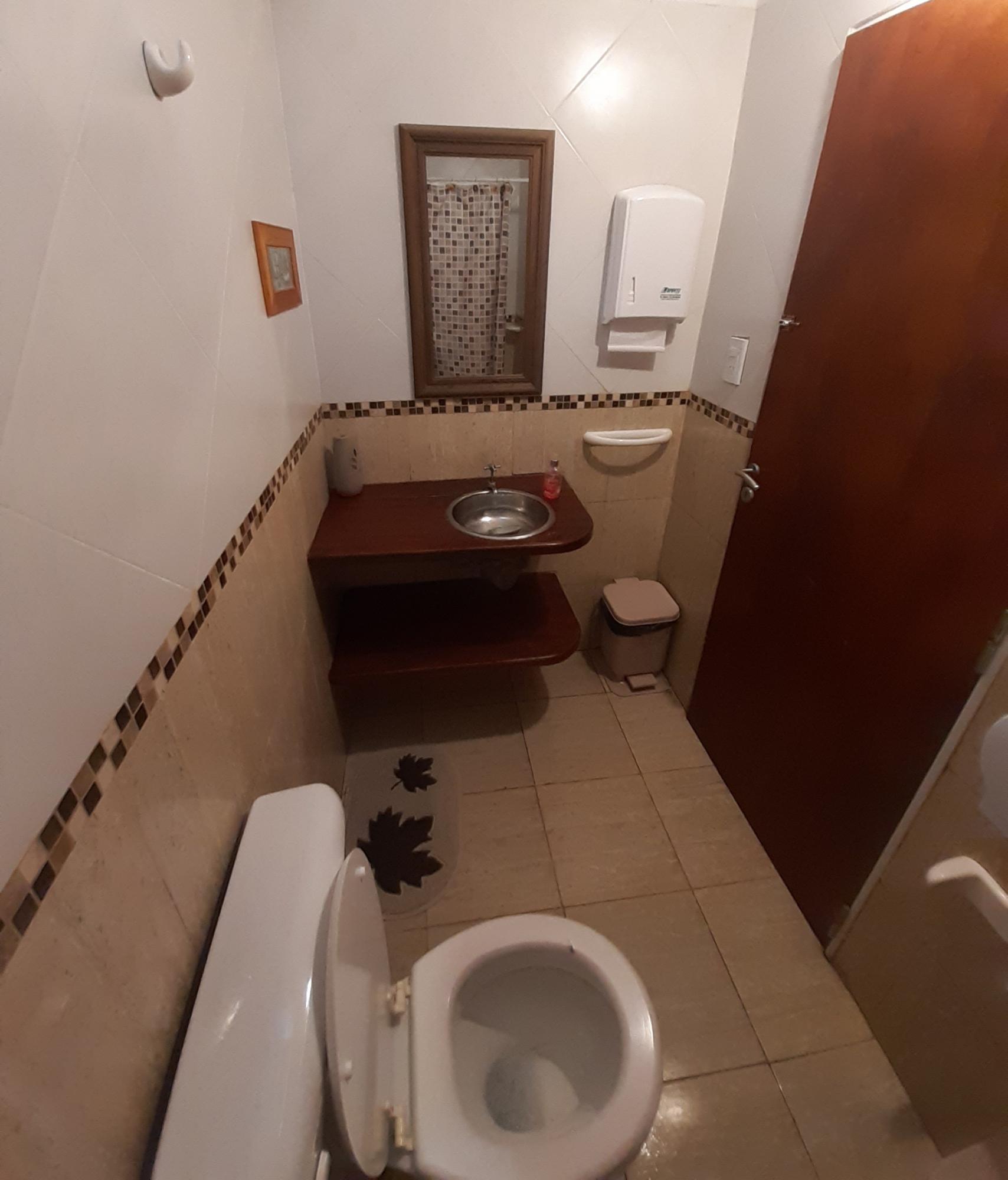 Baño interior con ducha 
