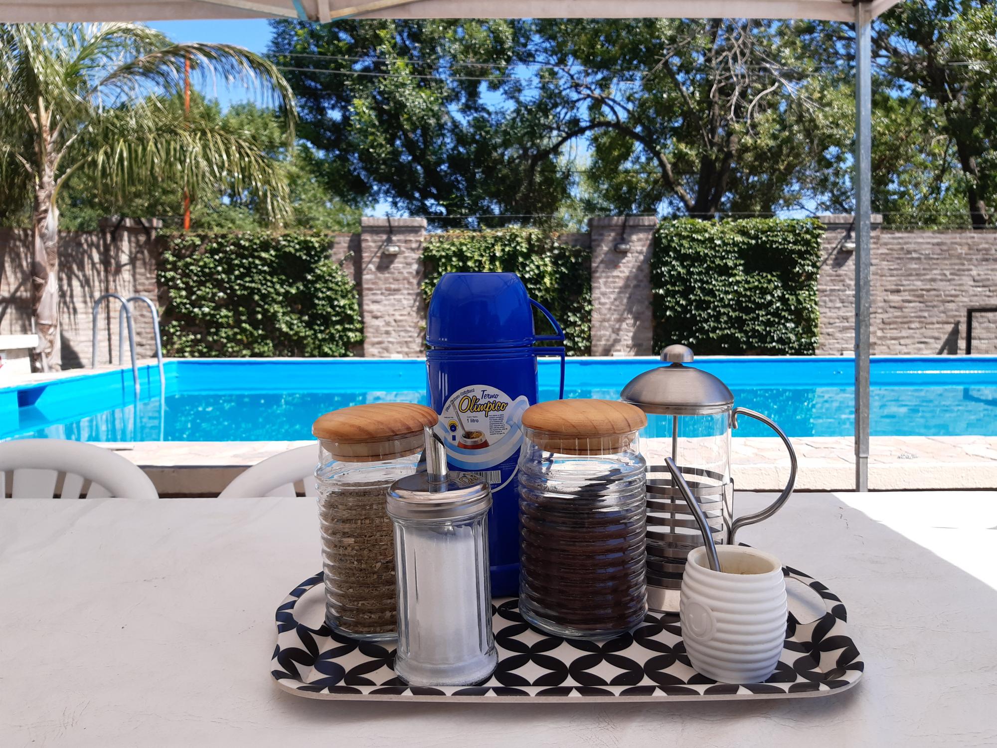 Cafetera, termo, equipo de mate, yerba, café, te