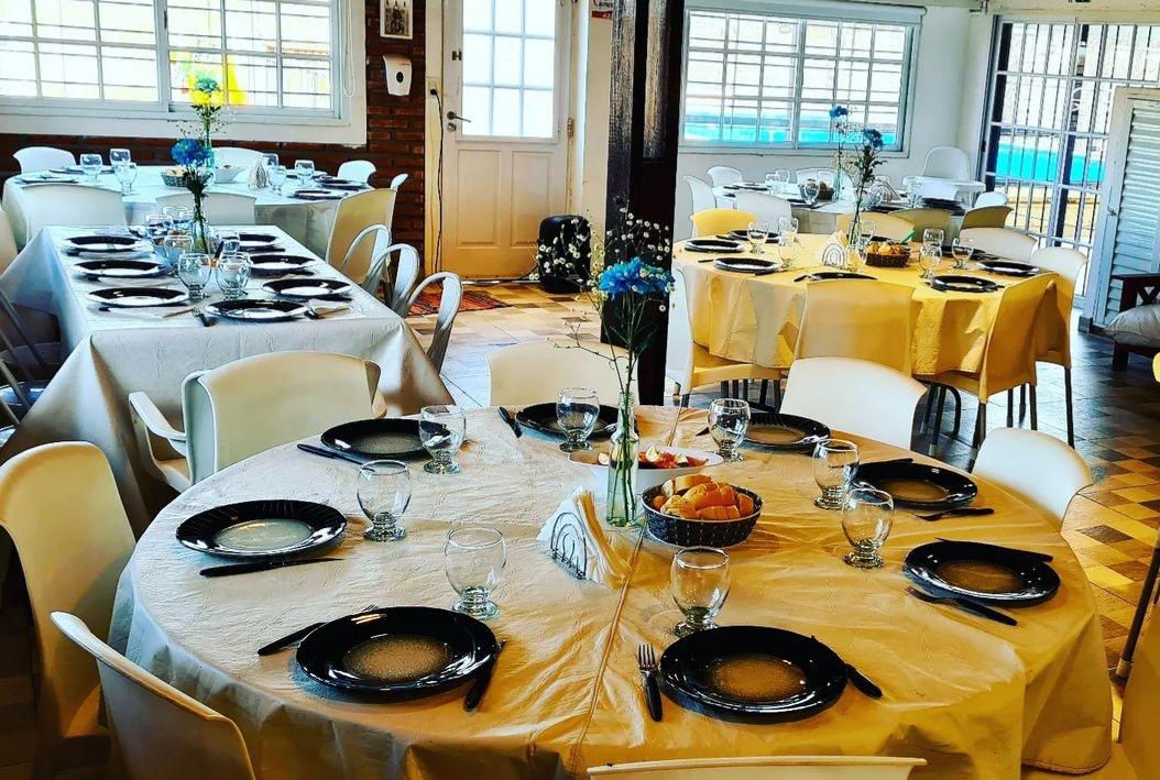 Platos.de vidrio, manteles blancos, vajilla completa